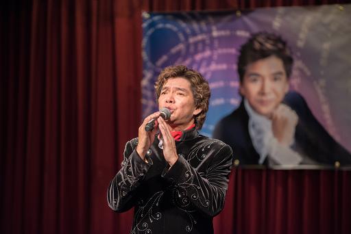 PIC_2_Tak_Singing_on_Stage PIC_2_Tak_Singing_on_Stage